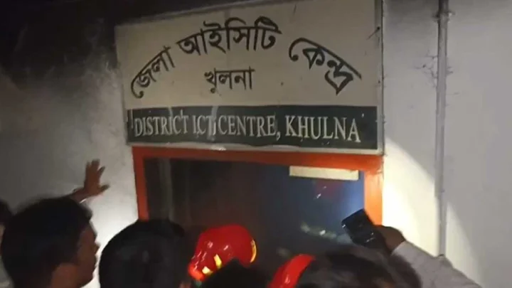 খুলনা জেলা প্রশাসকের কার্যালয়ের আইসিটি কেন্দ্রে আগুন