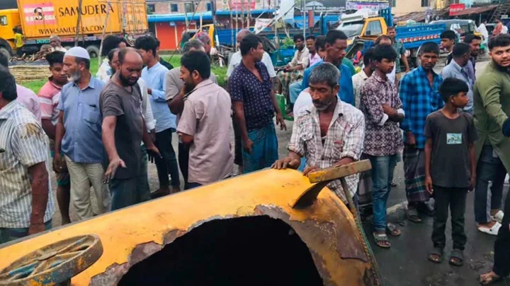 বিস্ফোরণে সিলিন্ডার উঠল ৫০ ফুট ওপরে, আহত ২
