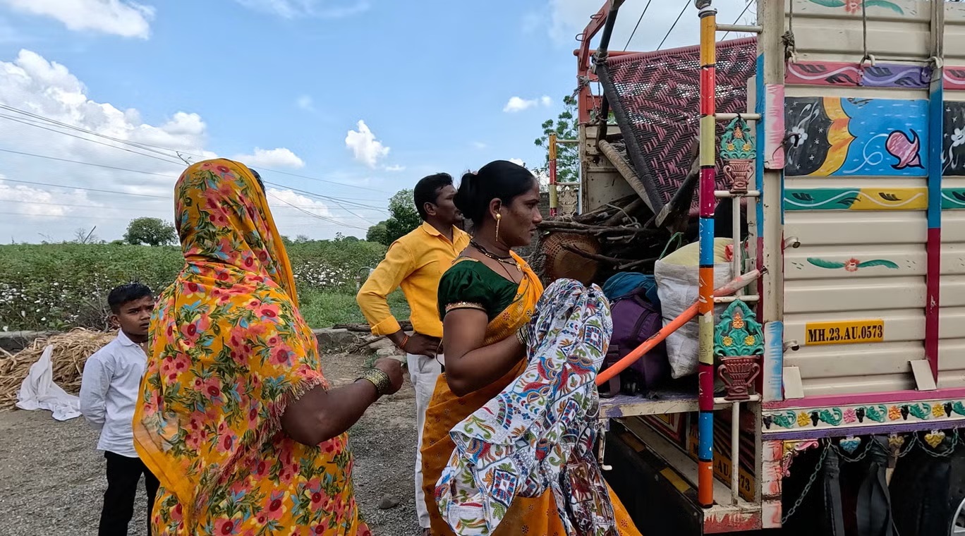 আখ কাটতে যাওয়ার আগে সবিতা আগামী পাঁচ মাসের জন্য তার জিনিসপত্র গুছিয়ে নিচ্ছেন। ছবি: দ্য ইনডিপেনডেন্ট