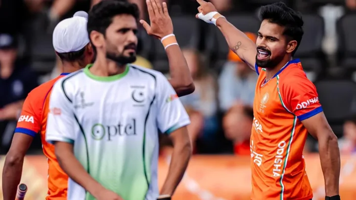 এবার ম্যাচ শেষে হাত মেলালেন ভারত-পাকিস্তানের খেলোয়াড়েরা