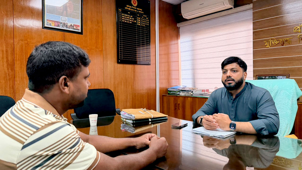 মুক্তিযুদ্ধবিষয়ক মন্ত্রণালয়ে প্রতিমন্ত্রী ইঞ্জিনিয়ার ইশরাক হোসেনের সাক্ষাৎকার নিয়েছেন এশিয়া পোস্টের সিনিয়র রিপোর্টার আতিক হাসান। ছবি: এশিয়া পোস্ট