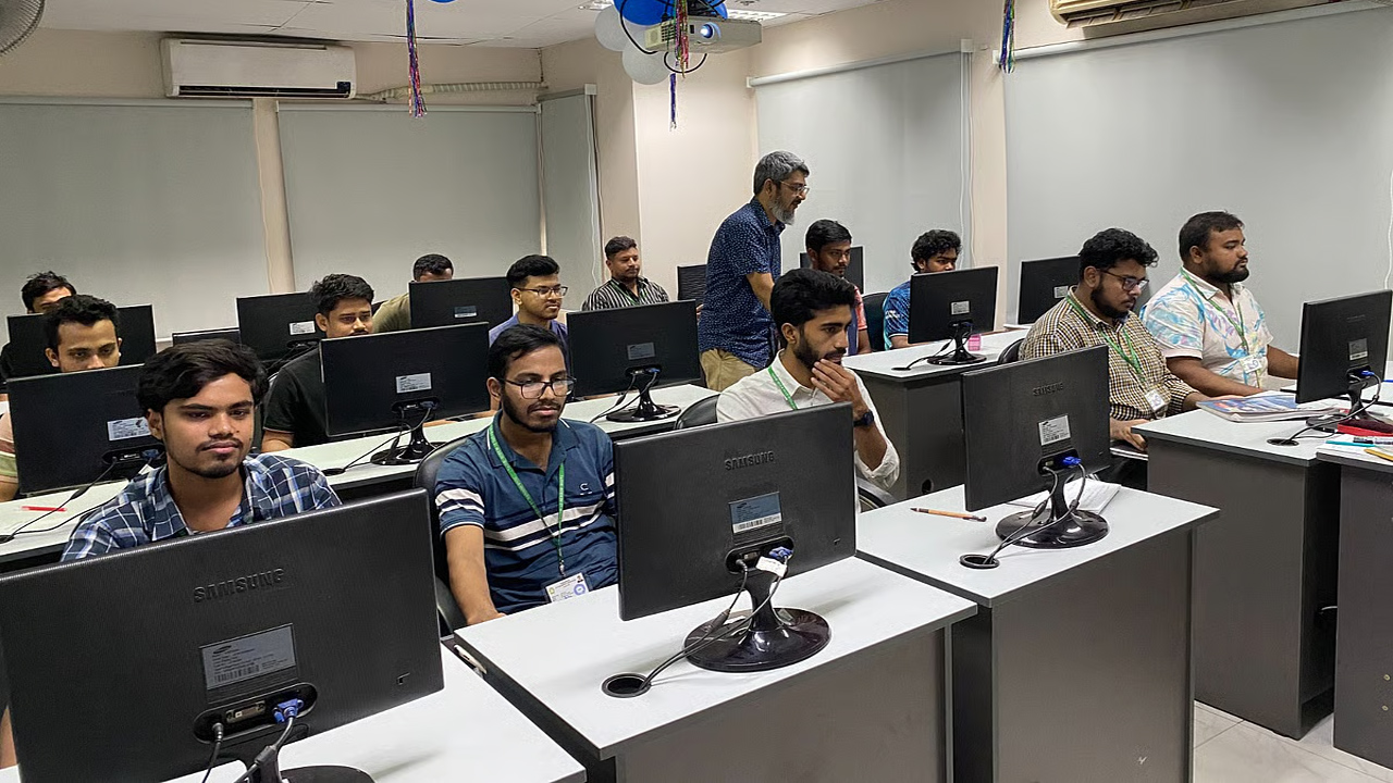 বিনামূল্যে ২ লাখ টাকার আইটি প্রশিক্ষণ ও চাকরির সুযোগ