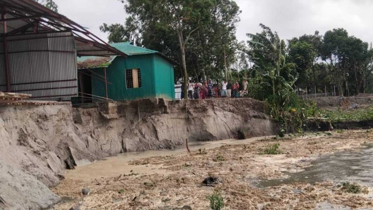বাঁচানো গেল না চরের একমাত্র সরকারি প্রাথমিক বিদ্যালয়টি