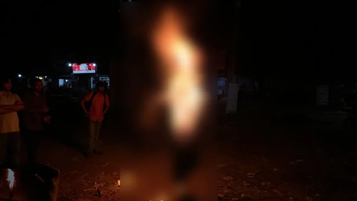 মুক্তিযোদ্ধার দাফনে বাধার অভিযোগ, জাবিতে সাঈদীর কুশপুত্তলিকা দাহ