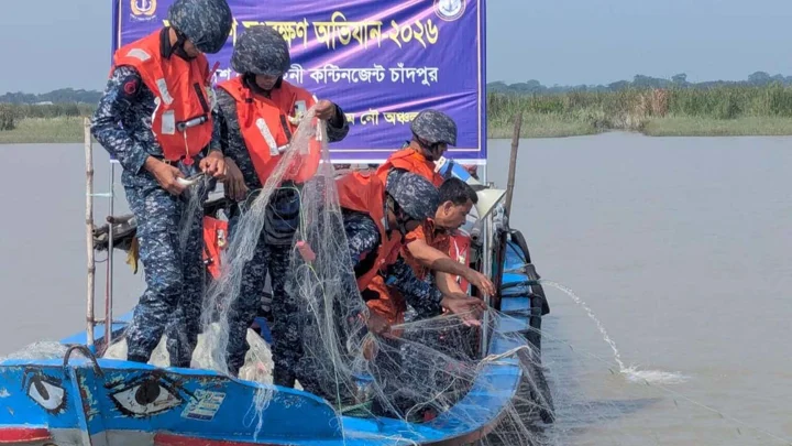 চাঁদপুরে সাত কোটি টাকার জাল জব্দ, ১০ জেলে আটক