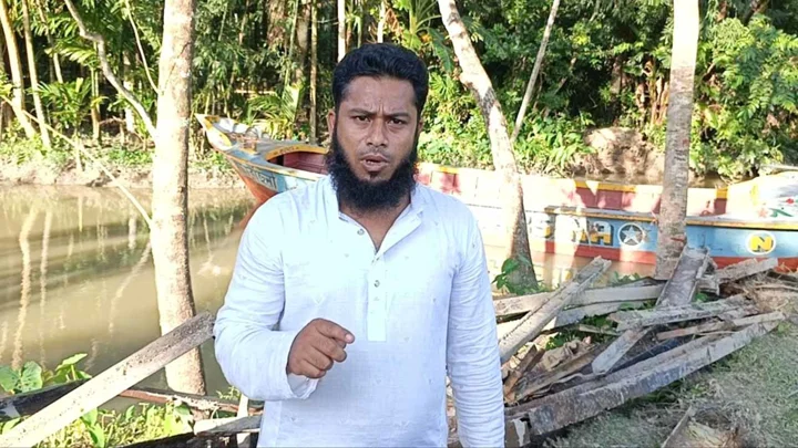 সেচ্ছাসেবক দল নেতা ব্রিজ খুলে ফেলায় ৪ গ্রামের মানুষের যাতায়াত বন্ধ