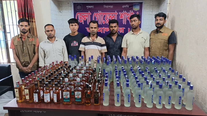 ২১৭ বোতল ভারতীয় মদ উদ্ধার, ছাত্রদল নেতাসহ গ্রেপ্তার ৫