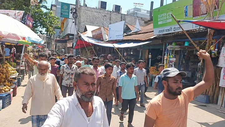জামালগঞ্জে বিএনপি নেতার বিরুদ্ধে চাঁদাবাজির অভিযোগ, শ্রমিকদের বিক্ষোভ
