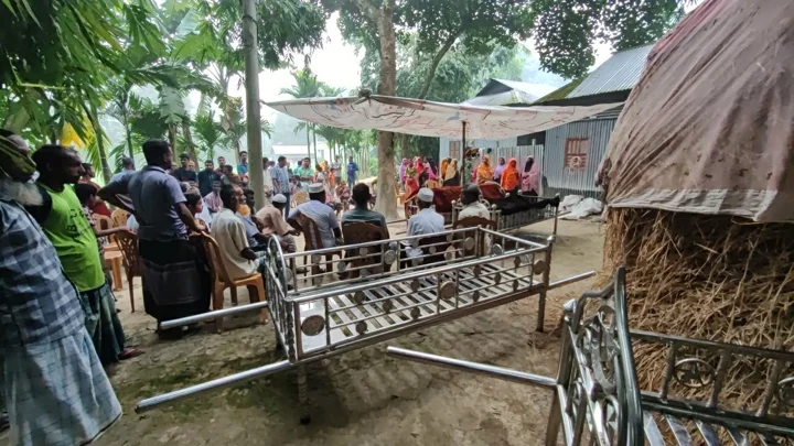 এক উঠানে চার খাটিয়া, এমন দৃশ্য কখনও দেখেননি ভাটিপাড়াবাসী