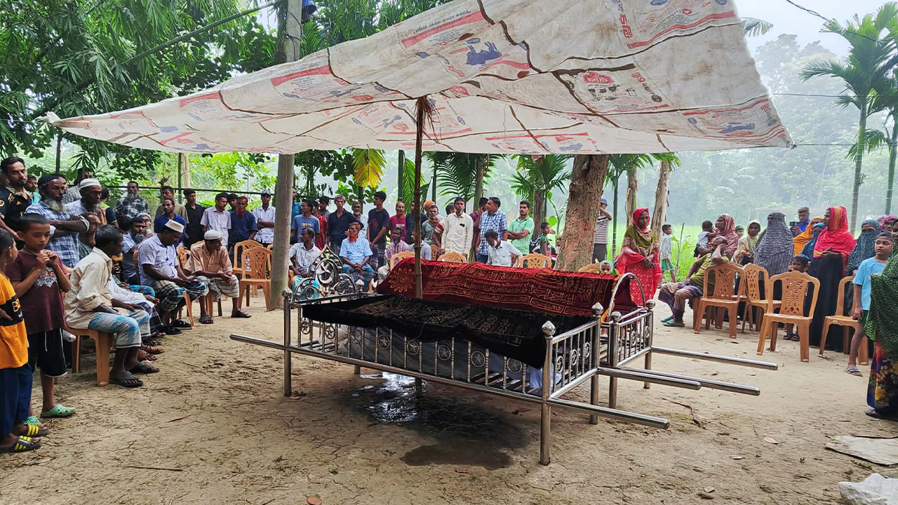 বাড়ির উঠানে রাখা হয়েছে খাটিয়া। ছবি: এশিয়া পোস্ট