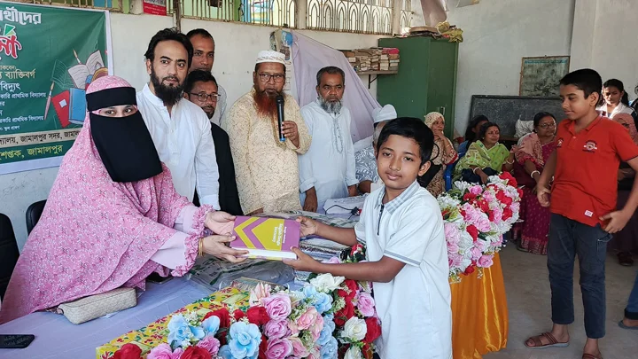 মেধার স্বীকৃতিতে সম্মাননা, উচ্ছ্বাসে ভাসল খুদে শিক্ষার্থীরা