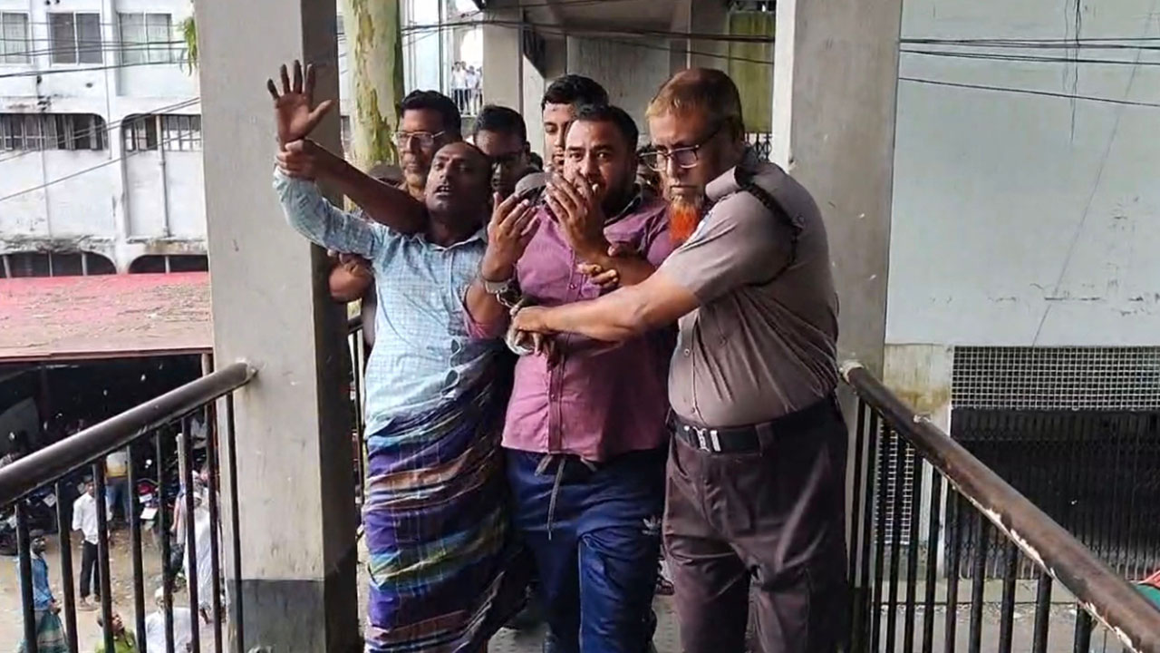 গৃহবধূকে ব্ল্যাকমেইল করে ধর্ষণ, দুজনের মৃত্যুদণ্ড