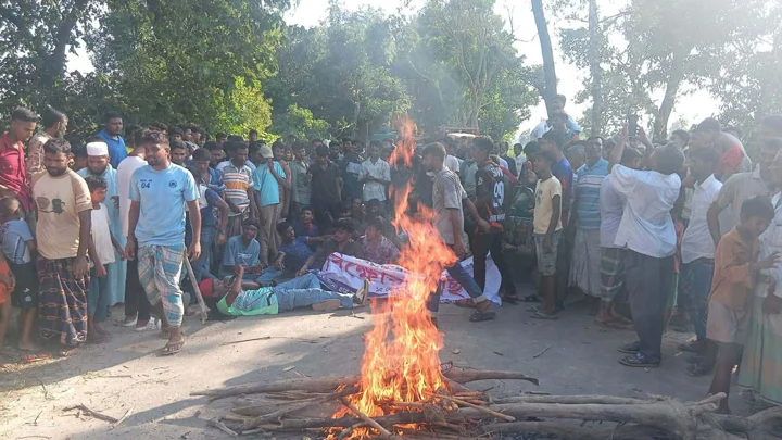 বিয়ের দাবিতে প্রেমিকের বাড়িতে তরুণী, সড়ক অবরোধ এলাকাবাসীর