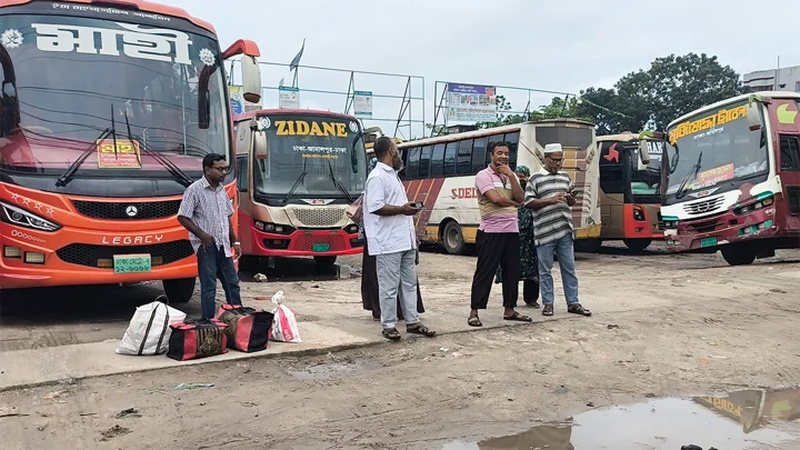 জামালপুর-ঢাকা রুটে বাস চলাচল বন্ধ, টার্মিনাল থেকে ফিরছেন যাত্রীরা