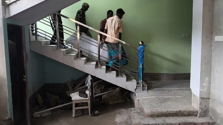 জানালা দিয়ে পানি চেয়ে দুই শিশুর কান্না, ফ্ল্যাটে মিলল মায়ের মরদেহ