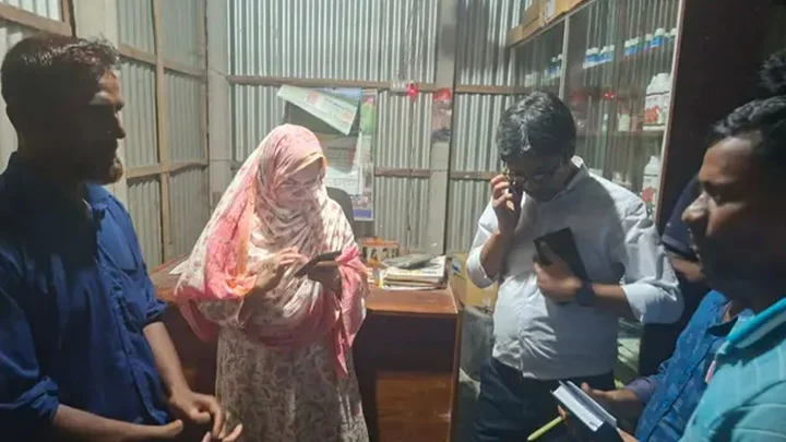 জামালপুরে অবৈধ মজুত ৭২ বস্তা সার জব্দ, ব্যবসায়ীকে জরিমানা