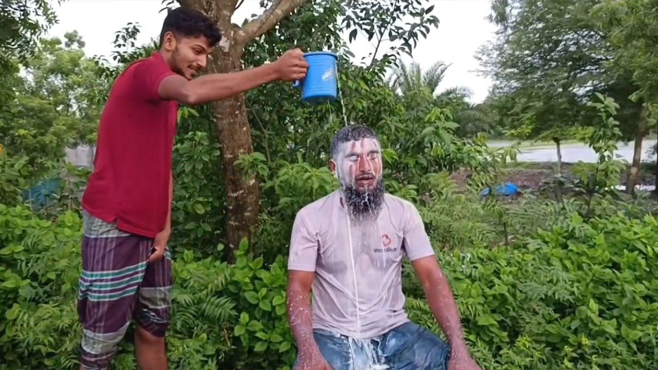 দুধ দিয়ে গোসল করছেন জামায়াত নেতা দেলোয়ার হোসেন। ছবি: এশিয়া পোস্ট