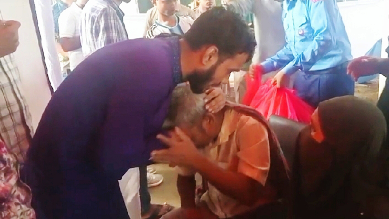 জুলাই শহীদ জসিমের বাবা-মাকে সান্ত্বনা দেন শিক্ষার্থীরা। ছবি: এশিয়া পোস্ট