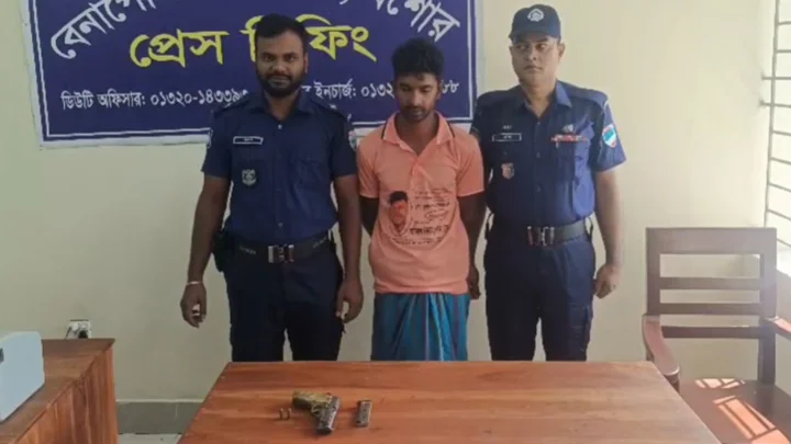 মুরগিবাহী ভ্যানে মিলল অস্ত্র-গুলি, যুবক আটক