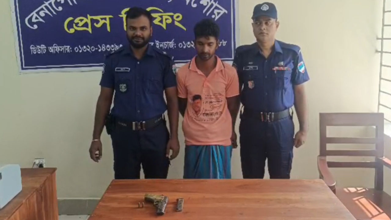 মুরগিবাহী ভ্যানে মিলল অস্ত্র-গুলি, যুবক আটক