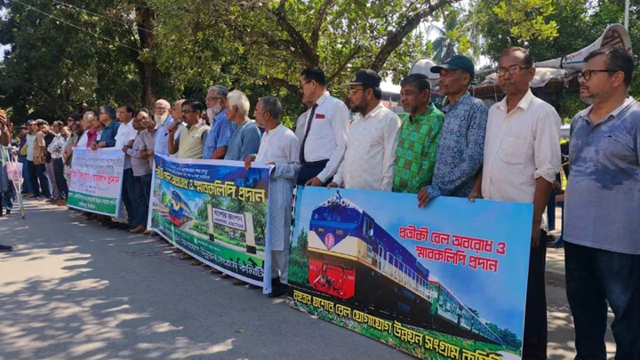 ঢাকা-যশোর প্রভাতী ট্রেনের দাবিতে এক মাসের আল্টিমেটাম