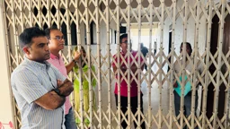 নজরুল বিশ্ববিদ্যালয়ে বিভাগে তালা ঝুলালেন শিক্ষার্থীরা, অবরুদ্ধ শিক্ষকরা