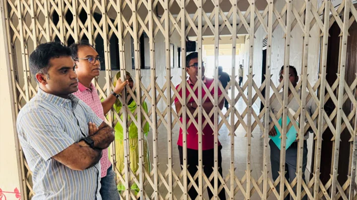 নজরুল বিশ্ববিদ্যালয়ে বিভাগে তালা ঝুলালেন শিক্ষার্থীরা, অবরুদ্ধ শিক্ষকরা