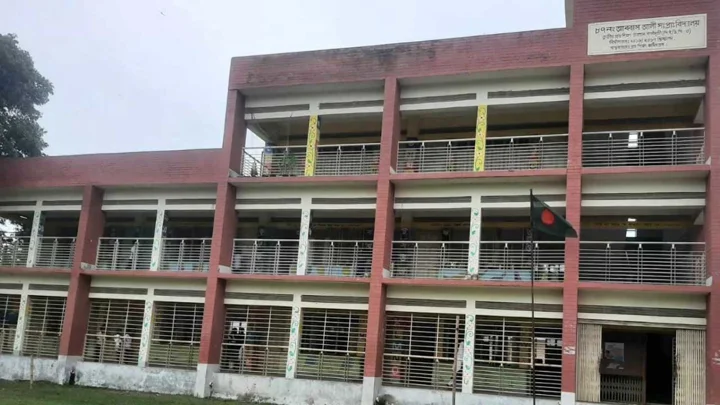 সহকর্মীর স্ত্রীর সঙ্গে অনৈতিক সম্পর্ক, চাকরি হারালেন প্রধান শিক্ষক
