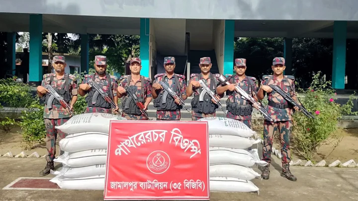 ভারতে পাচারকালে ১৩ বস্তা সার জব্দ