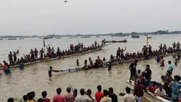 পদ্মার তীরে নৌকাবাইচ দেখতে মানুষের ঢল