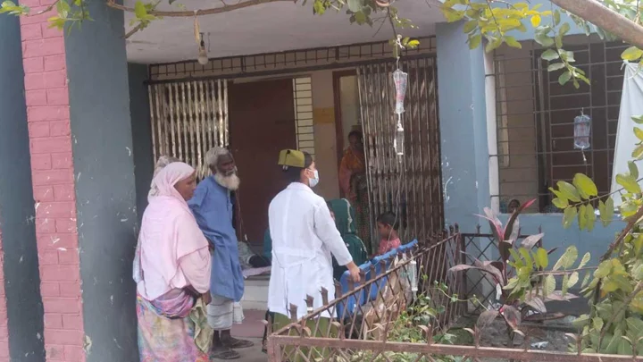 গাছে বাঁধা স্যালাইন, খোলা চত্বরে চলছে ডায়রিয়া রোগীর চিকিৎসা