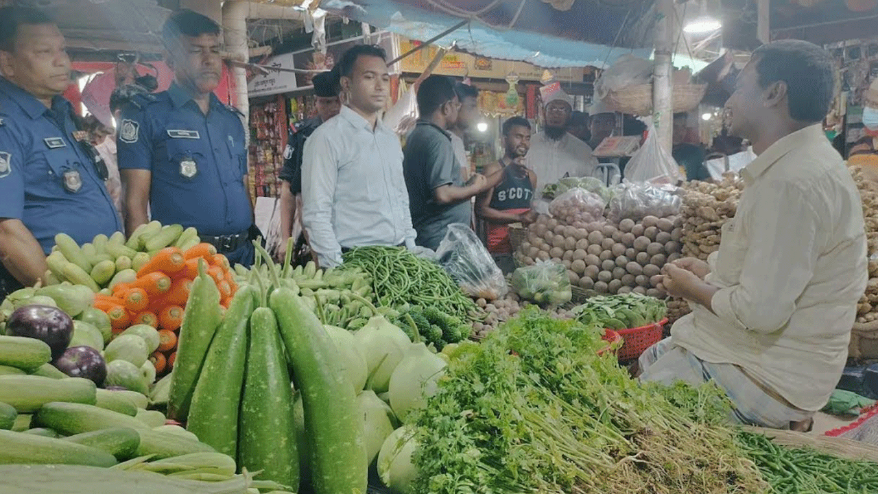 মাছ তাজা দেখাতে লাইটে লাল-সবুজ পলিথিন, ৭ প্রতিষ্ঠানকে জরিমানা