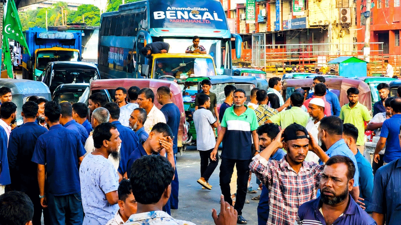চট্টগ্রামে সড়ক অবরোধ করে সিএনজিচালকদের প্রতিবাদ