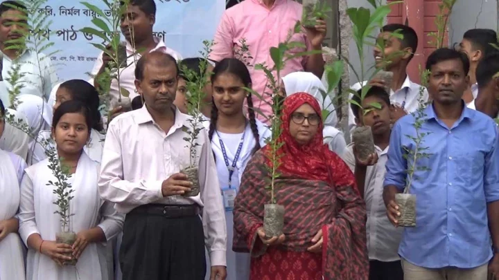 বাগেরহাটে ফলজ চারা বিতরণ ও শিক্ষার্থীদের নিয়ে পরিবেশ সচেতনতা সভা