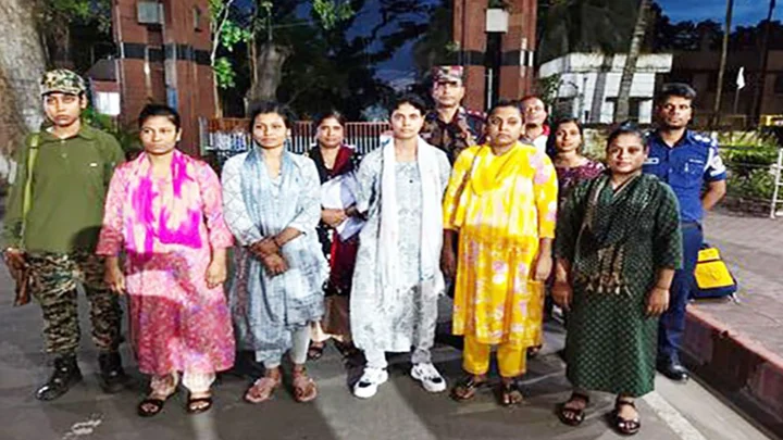 ভারতের জেল থেকে মুক্তি পেয়ে দেশে ফিরলেন পাঁচ নারী
