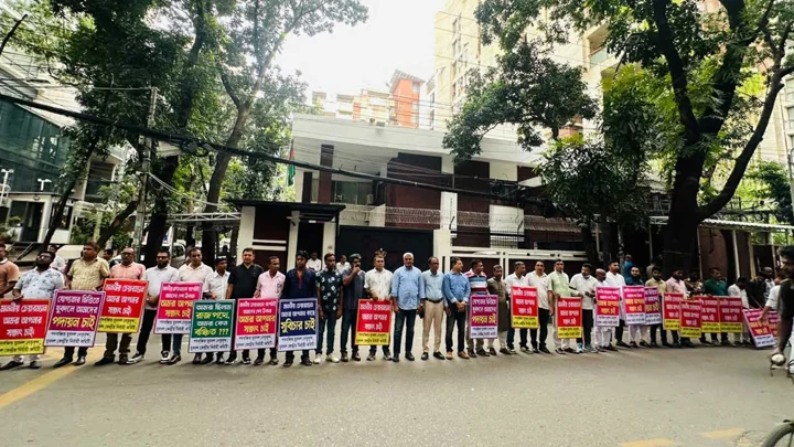 বিএনপি চেয়ারম্যানের কার্যালয়ের সামনে যুবদলের পদবঞ্চিত নেতাদের মানববন্ধন