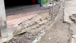 দিনমজুরের ঘরের বারান্দা ভেঙে রাস্তা নির্মাণের অভিযোগ