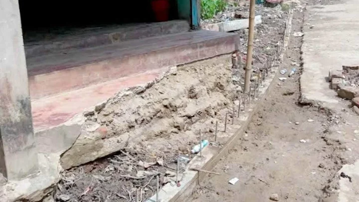 দিনমজুরের ঘরের বারান্দা ভেঙে রাস্তা নির্মাণের অভিযোগ