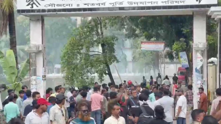 সীতাকুণ্ডে প্রতিষ্ঠাবার্ষিকী ঘিরে বিএনপির দুই পক্ষের সংঘর্ষ, যানবাহন ভাঙচুর