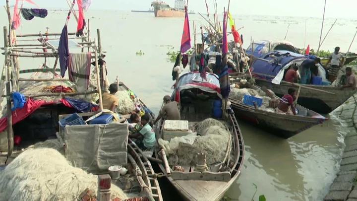 জ্বালানি তেলের দাম বৃদ্ধিতে বিপাকে ভোলার লক্ষাধিক জেলে