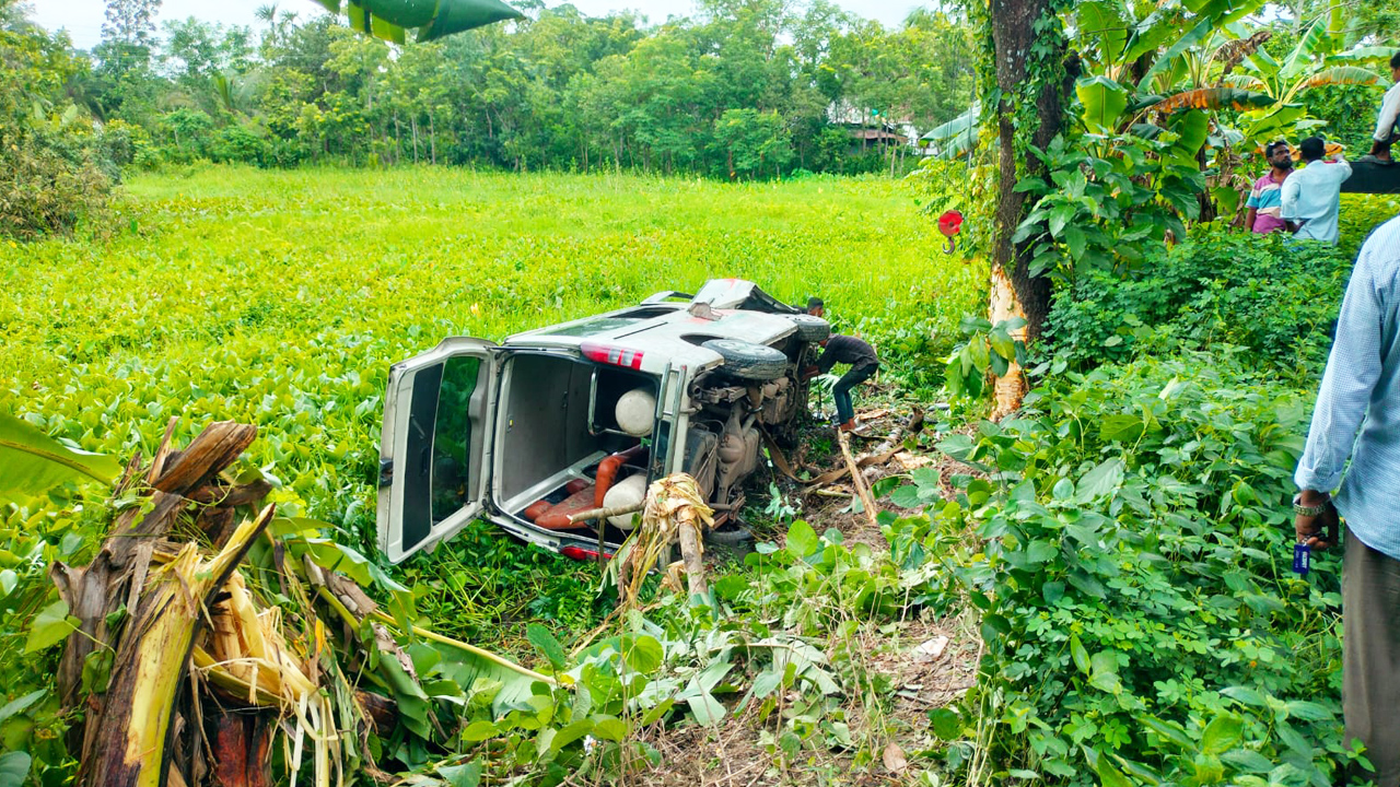 ঝালকাঠিতে রোগী নিয়ে খাদে পড়ল অ্যাম্বুলেন্স