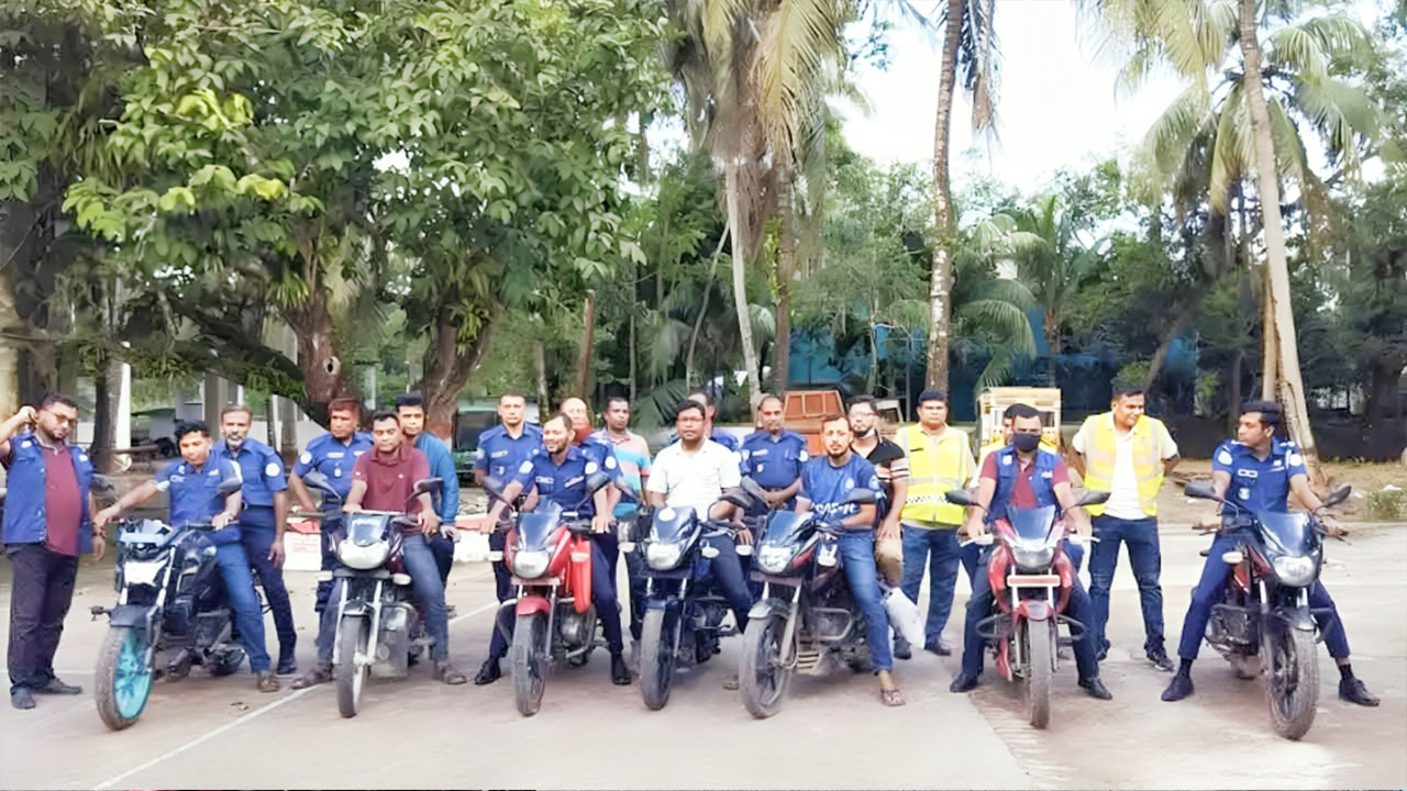 ঝালকাঠিতে পুলিশের মোটরসাইকেল মহড়া, আ.লীগের ৫ নেতা গ্রেপ্তার