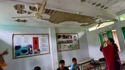 ঝালকাঠিতে ৬০ প্রাথমিক বিদ্যালয়ে ঝুঁকি নিয়ে পাঠদান