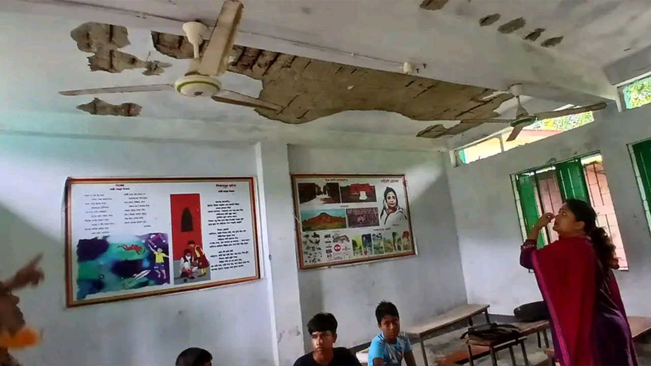ঝালকাঠিতে ৬০ প্রাথমিক বিদ্যালয়ে ঝুঁকি নিয়ে পাঠদান