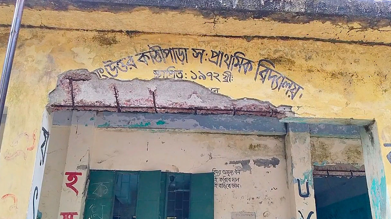 একটি বিদ্যালয় ভবনের বাইরের অংশে খসে পড়েছে পলেস্তারা। ছবি: এশিয়া পোস্ট