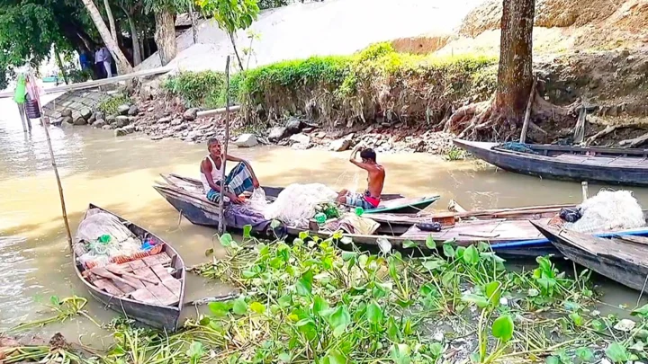 মাছ ধরায় নিষেধাজ্ঞা, সরকারি চাল জোটেনি ৩ হাজার ২৯৪ জেলের