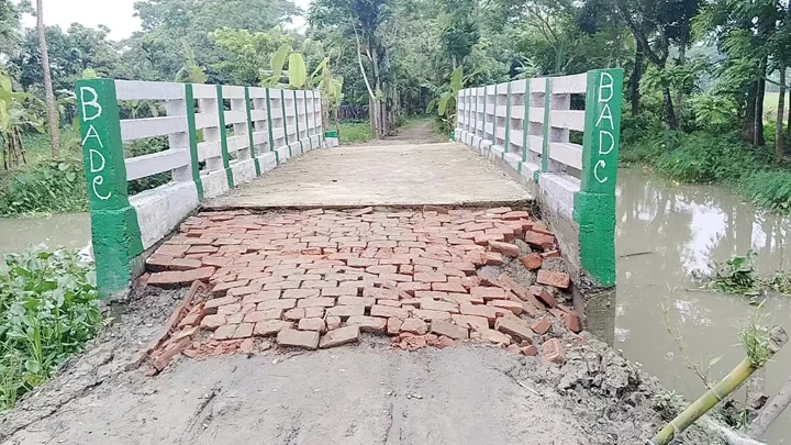 বিল পরিশোধের পরই ধসে পড়ল কালভার্টের সংযোগ সড়ক