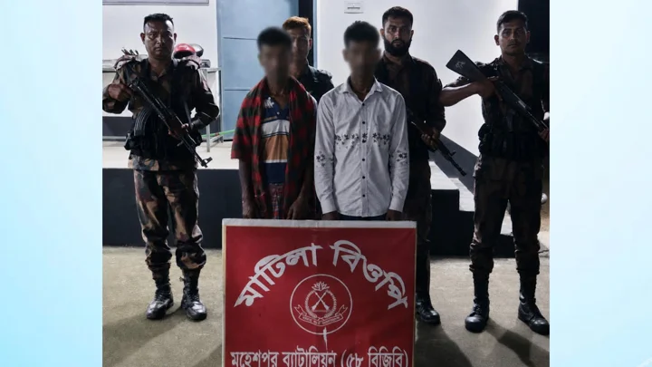 ভারতে অনুপ্রবেশের সময় বিজিবির হাতে ২ বাংলাদেশি আটক
