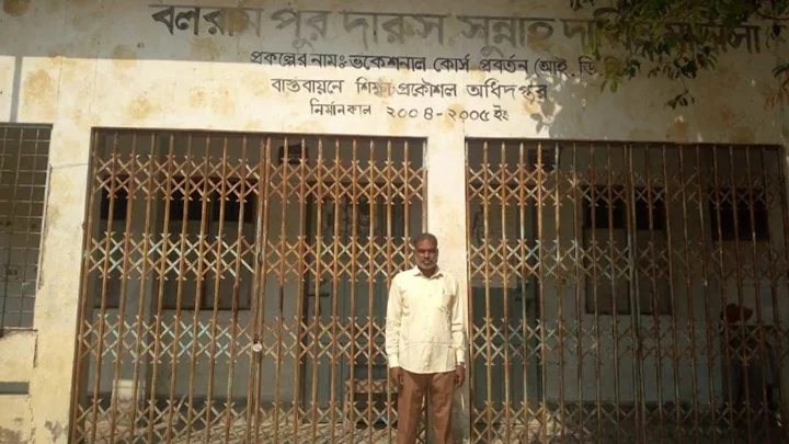 ১৮ বছর ধরে বেতন-ভাতা নেই, ঋণের বোঝায় দিশাহারা চাঁদ আলী