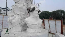 বীরশ্রেষ্ঠ হামিদুর রহমানের ভাস্কর্যে জুতার মালা, নিন্দার ঝড়